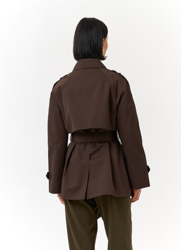 Женский укороченный плащ с поясом