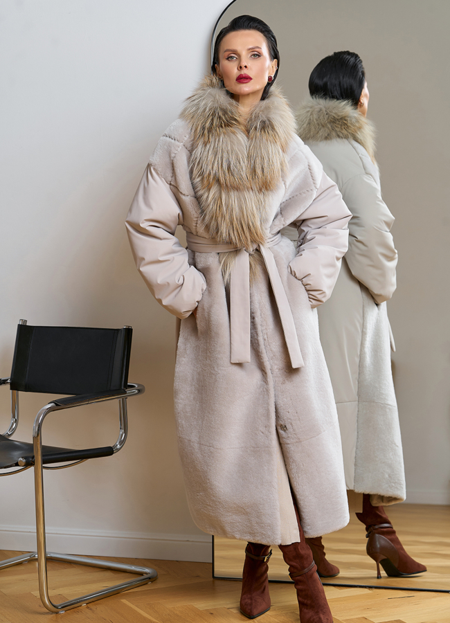 Комбинированное женское зимнее пальто с воротником из меха лисы модель № 31405 меха малина