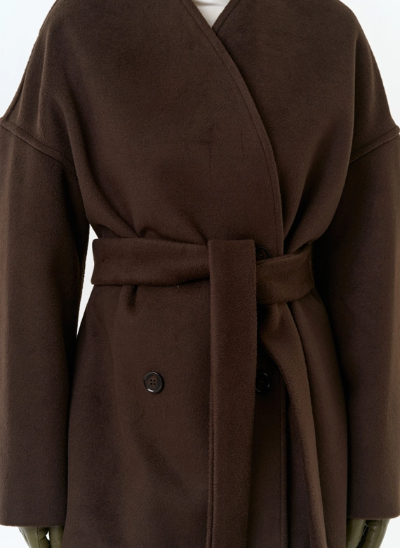 Женское укороченное пальто с поясом фото