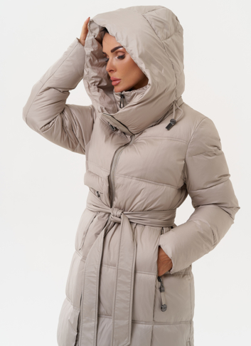 Длинный женский пуховик в бежевом цвете