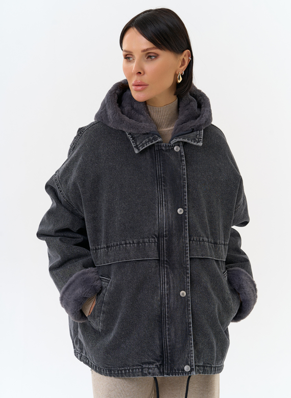 Женская утепленная джинсовая куртка с отделкой из эко меха