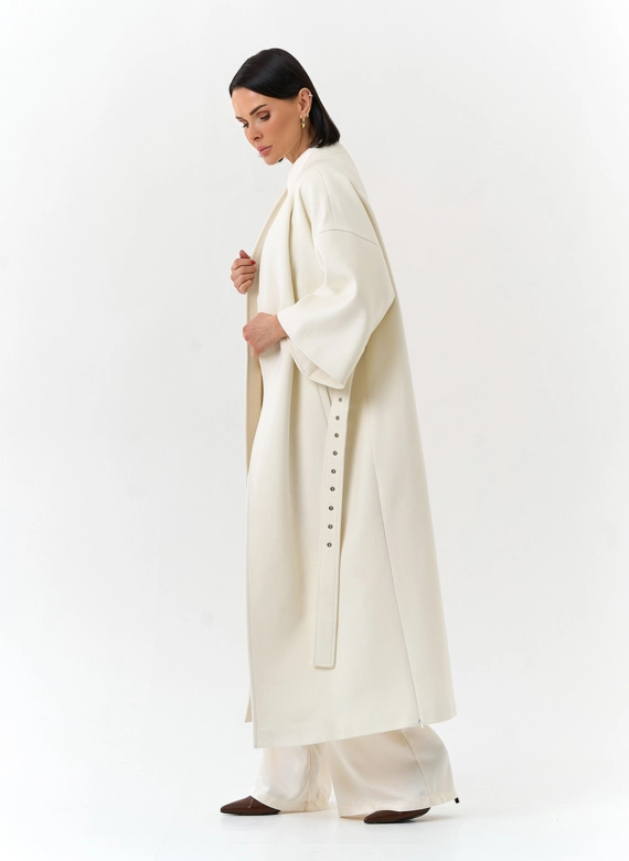 Женское пальто белого цвета