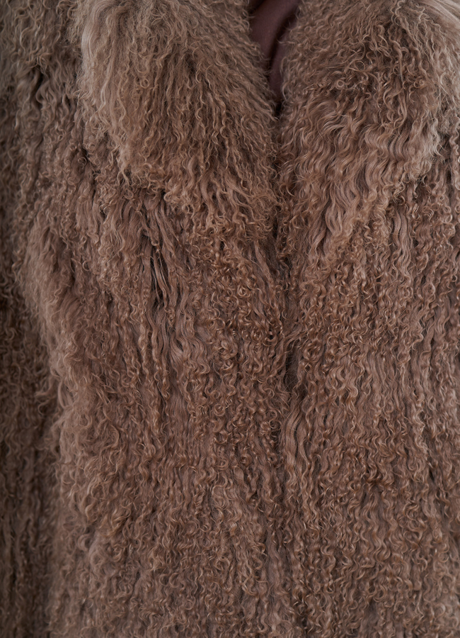 Женская шуба из меха ламы модель № 30635 универмаг малина