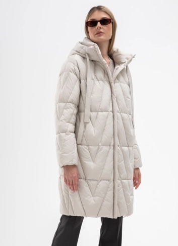 Женский светлый пуховик с капюшоном