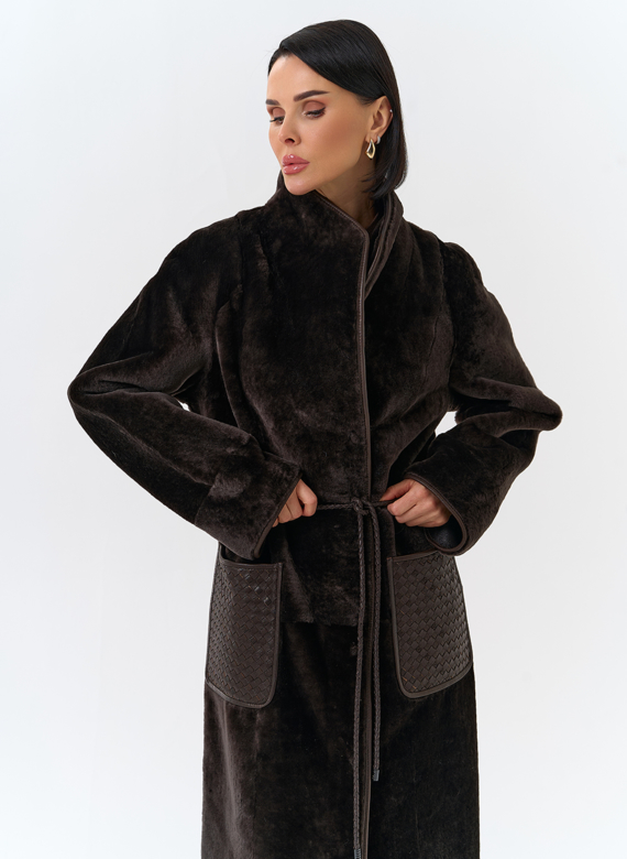 Женская дубленка с декоративным поясом