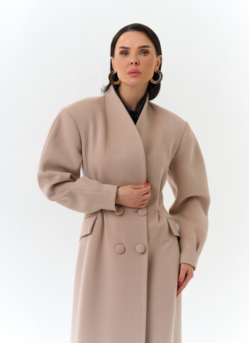 Женское длинное пальто с акцентными рукавами