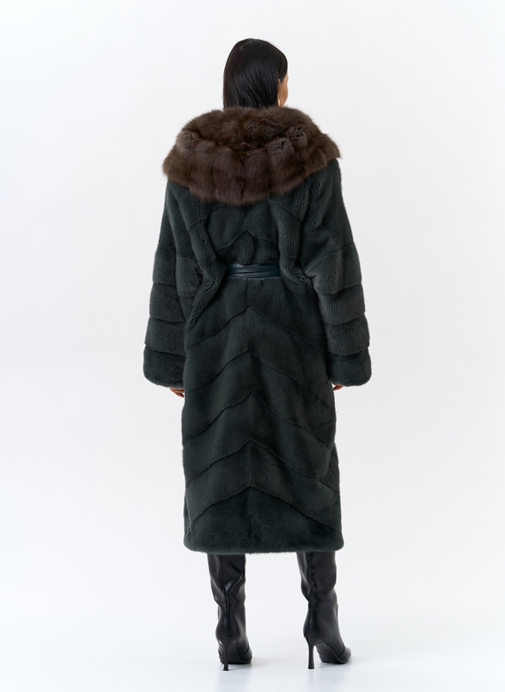 Шуба из меха норки с капюшоном из меха куницы