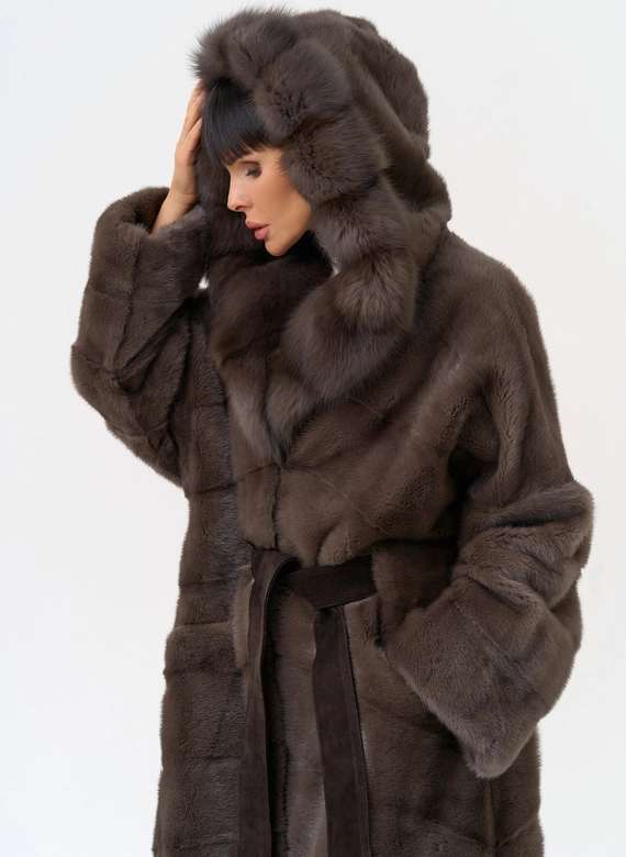 Длинная шуба из меха норки с капюшоном из меха куницы фото