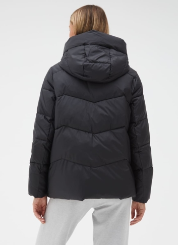 Женский пуховик черного цвета с капюшоном