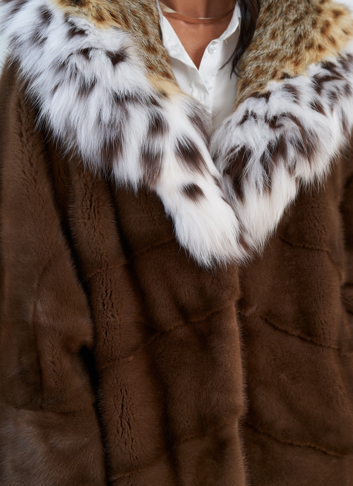 Женская шуба из меха норки с капюшоном из меха рыси