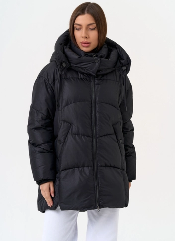 Женский пуховик черного цвета с капюшоном