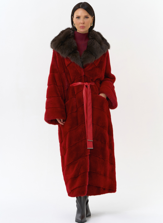 Красная норковая шуба с капюшоном из меха куницы
