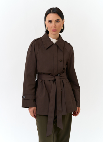 Женский укороченный плащ с поясом