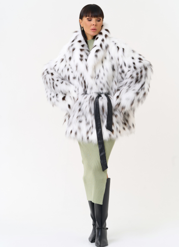 Белая шуба из меха лисы с поясом