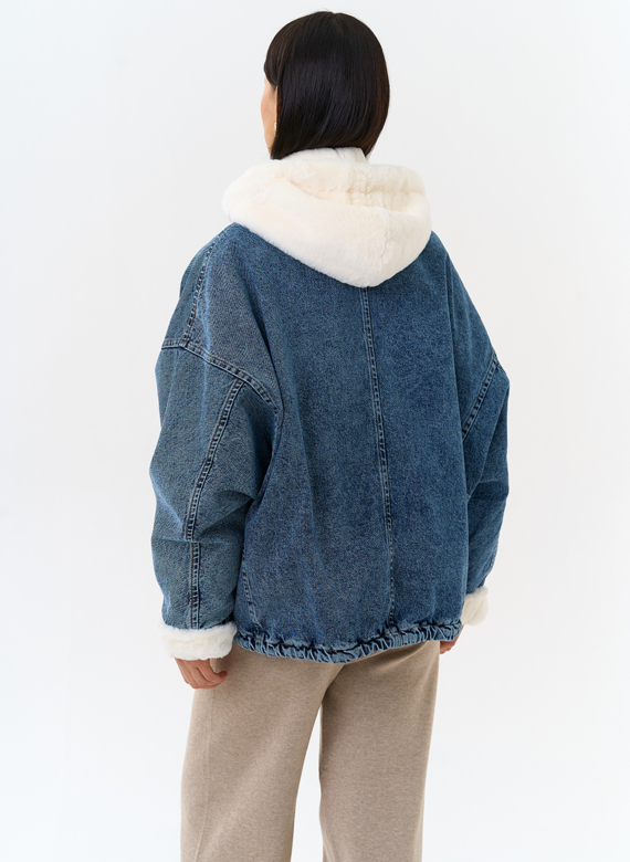 Женская утепленная джинсовая куртка с отделкой из эко меха