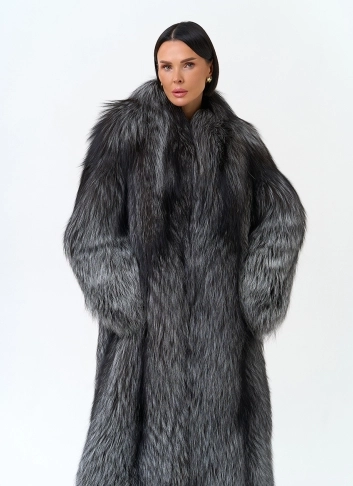 Женская шуба из меха чернобурой лисы фото