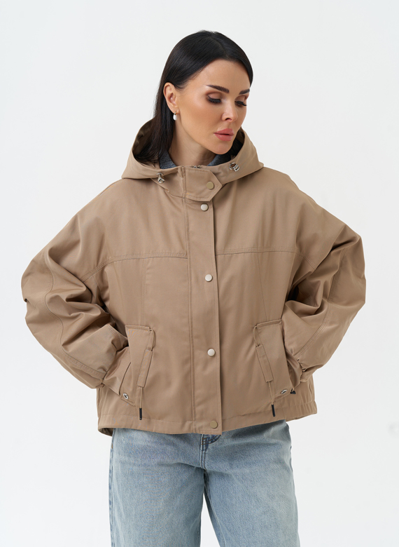 Короткая женская ветровка с капюшоном