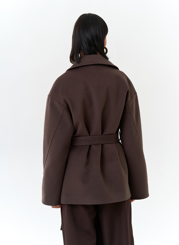 Женское укороченное пальто с поясом