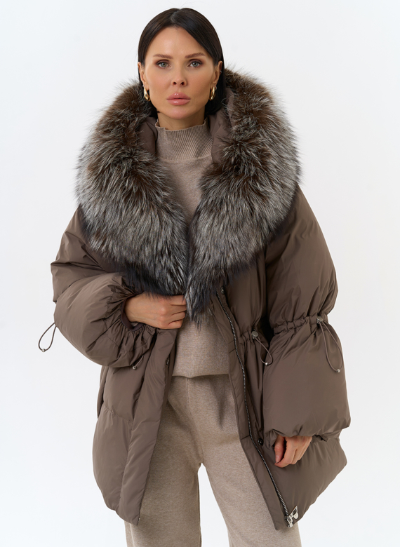 Женский пуховик с капюшоном из меха чернобурки