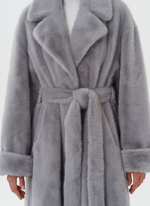 Пальто из эко меха с английским воротником