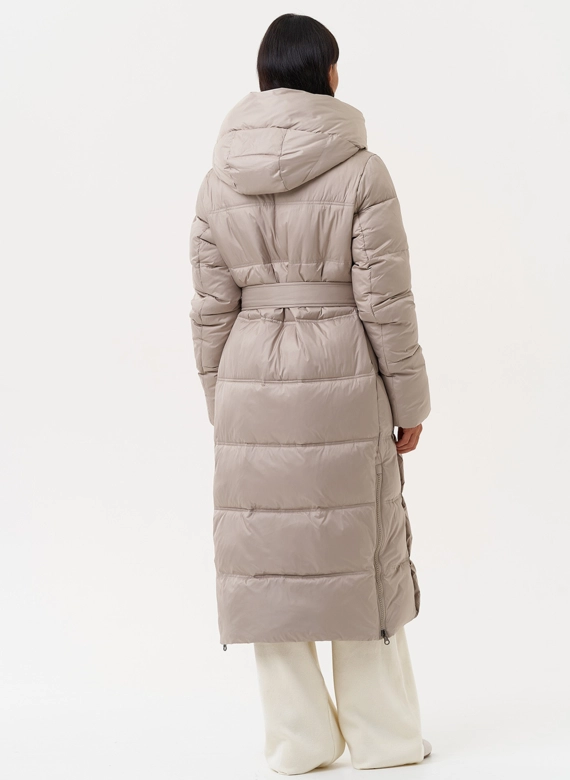 Длинный женский пуховик в бежевом цвете