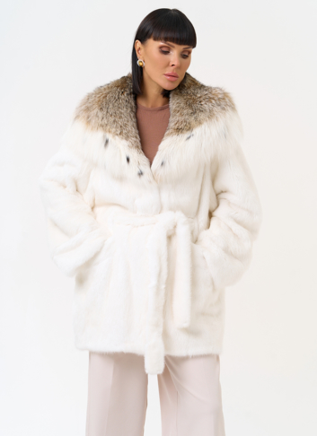 Женская шуба из меха норки с капюшоном из меха рыси