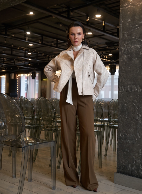 Светлая куртка из натуральной кожи с принтом змея